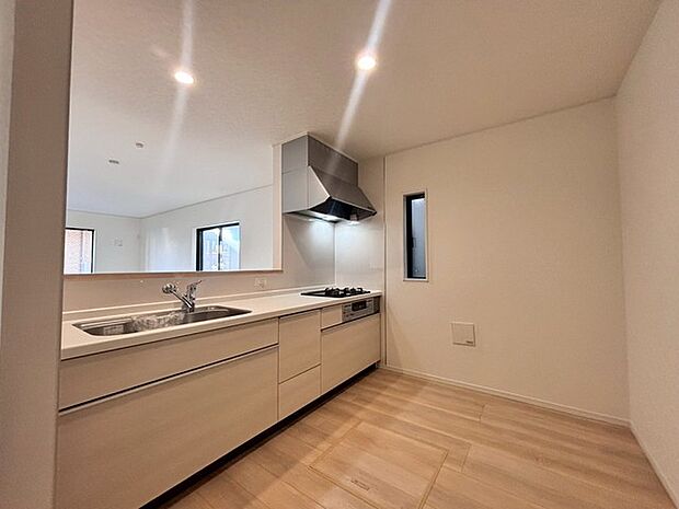 お子様と並んで料理をしても余裕のゆとりのキッチン 