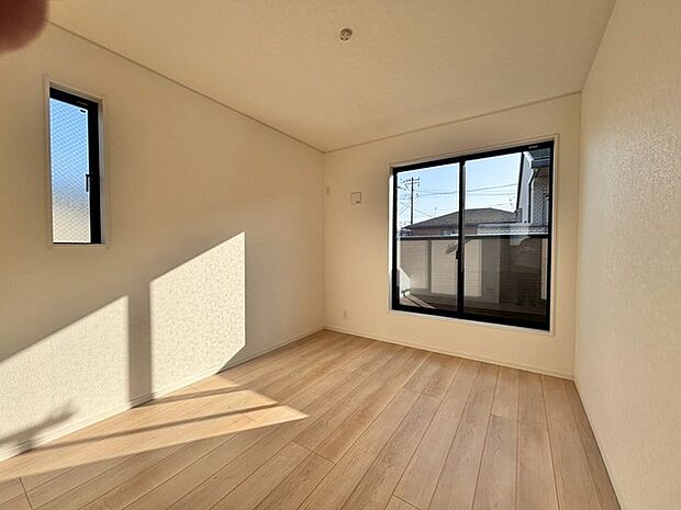 ナチュラルウッドの色合いが、室内にあたたかな雰囲気を運びます。