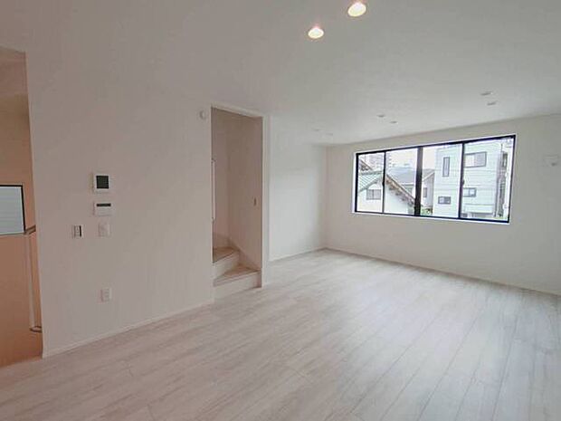 無駄な要素を削ぎ落としたシンプルな空間が、住まう方の感性に寄り添い、穏やかな暮らしを予感させます。