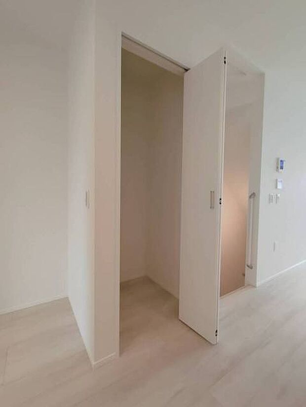 余計な装飾を削ぎ落としたシンプルな空間は、住まう人の個性を引き立て、日々の暮らしに静かな調和をもたらします。