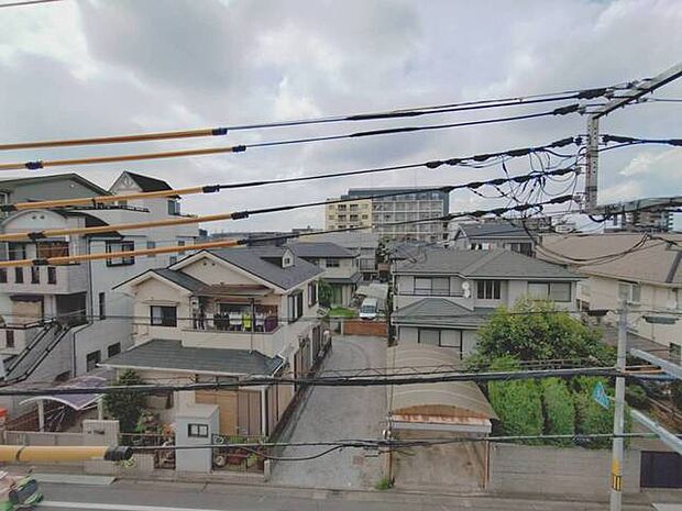 空が広く見渡せる開放的なロケーションで、落ち着いた街並みの風景を日々の暮らしの中に感じられます。