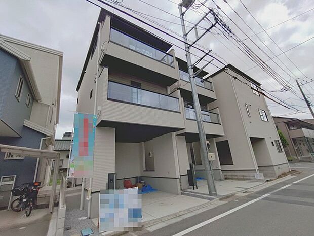 洗練されたフォルムが街並みに馴染み、落ち着いた暮らしを予感させる佇まいです。