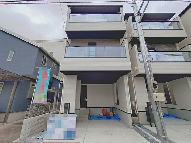 洗練された直線のフォルムが街並みに溶け込む、端正な佇まいの住まいです。