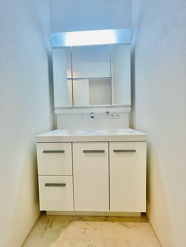 お出かけ前の身だしなみに一歩差がつく三面鏡。