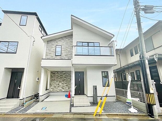 洗練されたデザインが目を引くシャープな外観。周囲の街並みに調和しながらも個性的な佇まいです