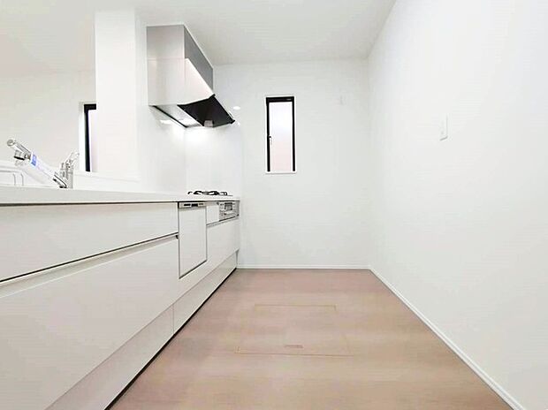 キッチンにも清潔感を追求。白亜の台所でお料理を存分に楽しんでください。