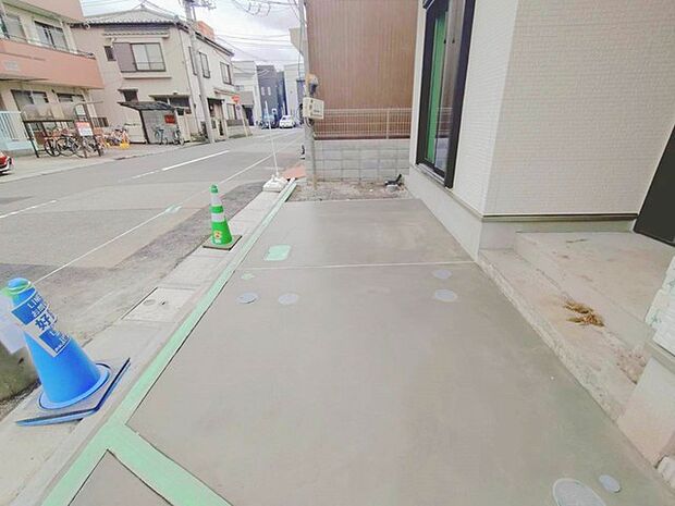 マイカースペースを1台分確保。現地で車幅と共にご確認ください。
