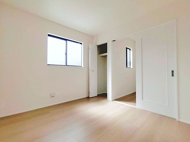 今からここを誰のお部屋にしようか、そんな洋室。