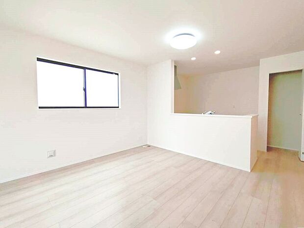 カウンターからはリビングが広く見渡せ、ご家族とのコミュニケーションも弾みます。 