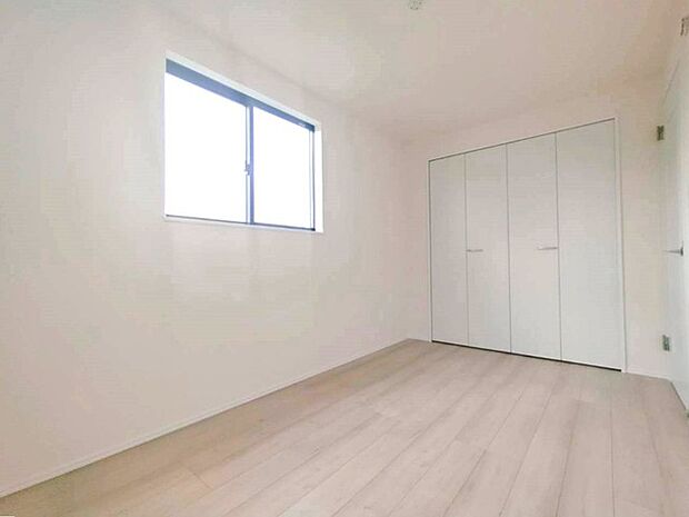 明るさと落ち着きが調和する、心地よい空間です 