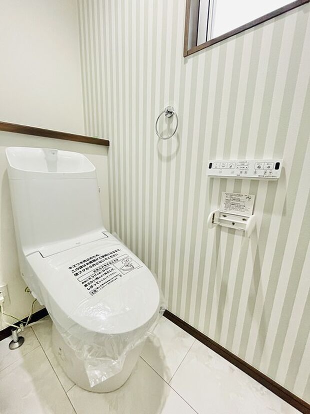 細やかなストライプのクロスがお洒落、清潔好きには欠かせないウォシュレット機能付き。