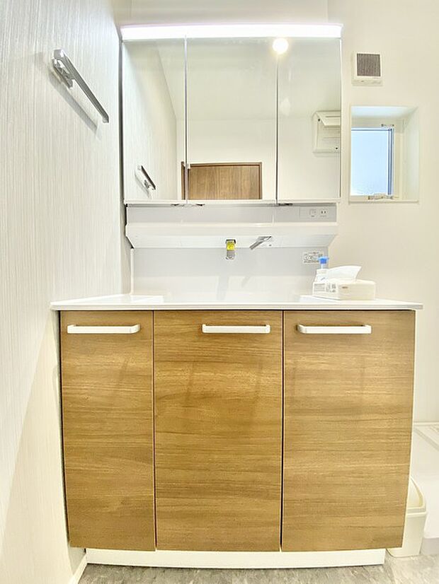 お出かけ前の身だしなみに一歩差がつく三面鏡。