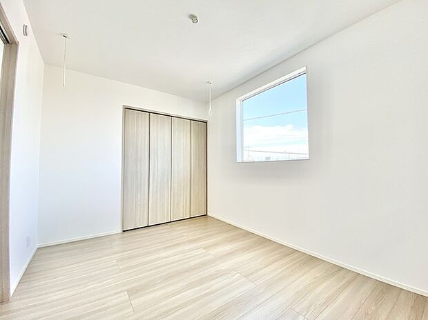 ナチュラルウッドの色合いが、室内にあたたかな雰囲気を運びます。