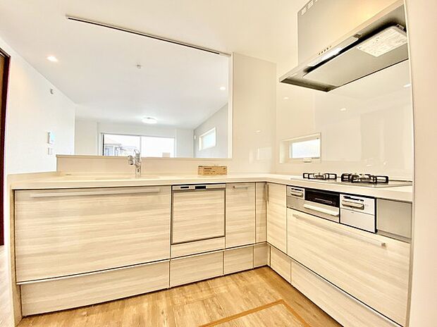 リビングで遊ぶお子様を見守りながらお料理ができる対面キッチン。