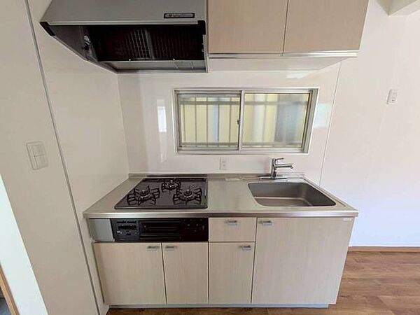 収納たっぷり。調理器具や調味料も出し入れしやすいですね。