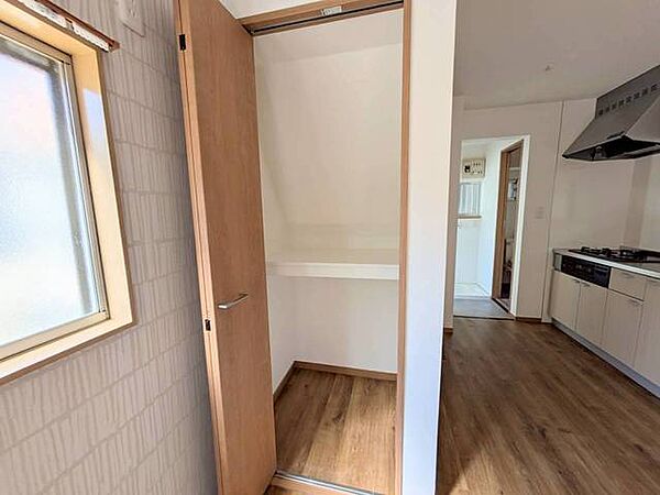 何かとものがあふれやすいリビングに、ちょっと一工夫。うれしい収納空間。