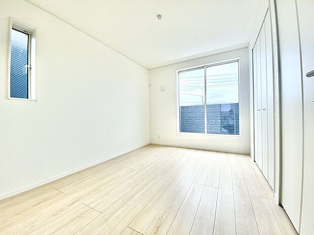 たっぷりの陽光と、心地よい風が舞い込みます。 