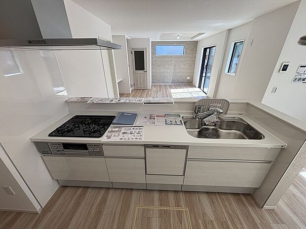 吊戸棚をなくした対面LDKはキッチンに立つ人の視界をワイドにしてくれます。