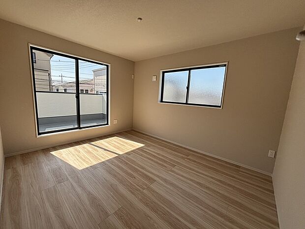 ナチュラルウッドの色合いが、室内にあたたかな雰囲気を運びます。