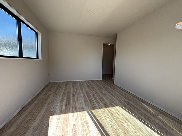 今からここを誰のお部屋にしようか、そんな洋室です。