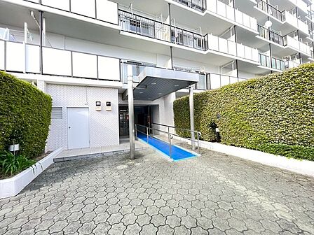 エントランス外 