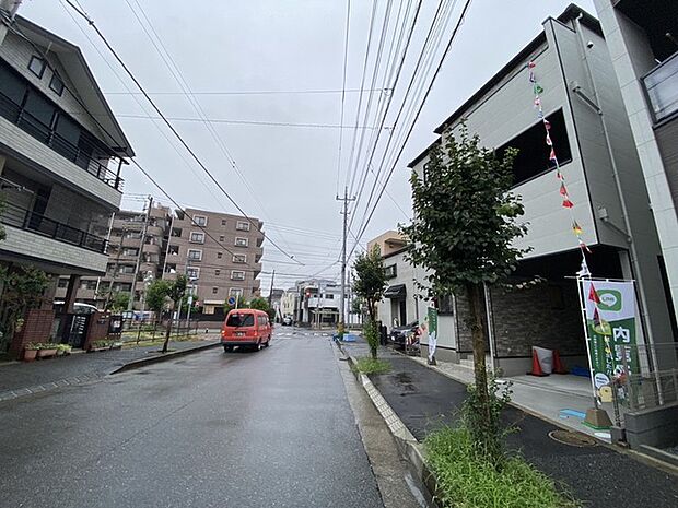 落ち着いた住宅街のなかに佇む、穏やかで心地よい日常が広がる周辺環境。