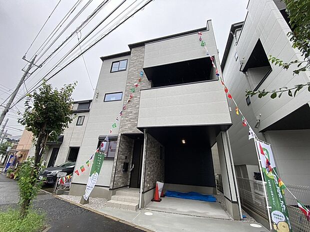 洗練されたタイル貼りのアクセントが引き立つ、モダンで落ち着いた佇まい。
