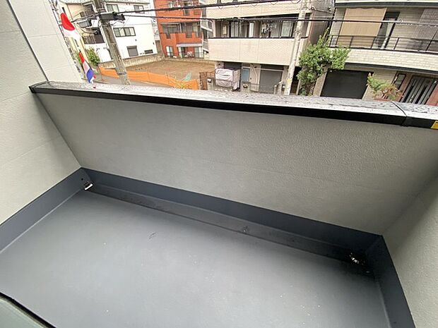 周辺の街並みを穏やかに望む、プライベート感のある心地よい空間です。