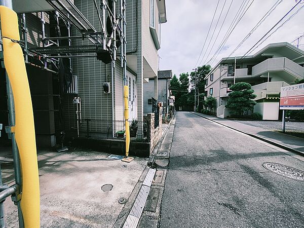 穏やかな時間が流れる落ち着いた住宅街に位置し、日々の暮らしに静かな安らぎをもたらす住環境が整っています。