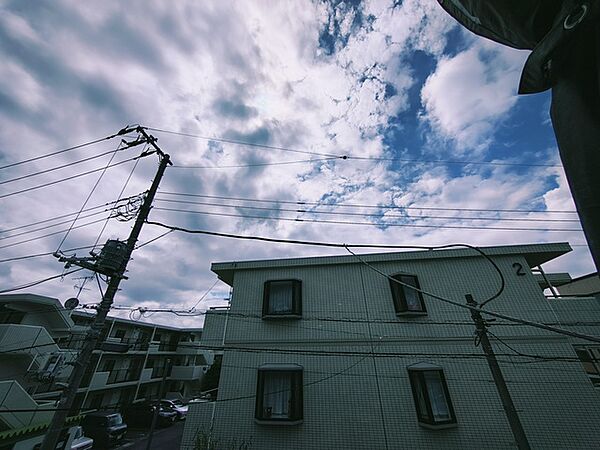 見上げる空の広がりが日常にゆとりをもたらし、心穏やかな時間が流れる落ち着いた住環境です。