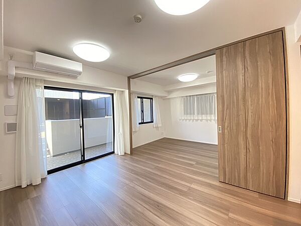 木の温もりと柔らかな光が心地よい、広々とした空間