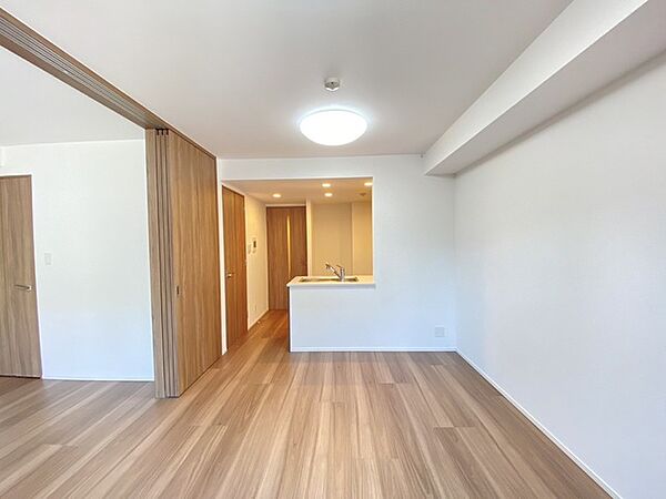 心地よい木の温もりと、広がる空間の調和を感じる住まい。