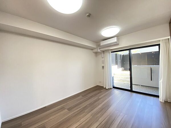 穏やかな空間に心地よい広がりを感じさせる、洗練された設え。