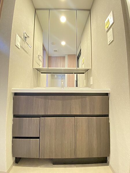 洗練された木目調の収納が、空間に落ち着きと広がりをもたらします。