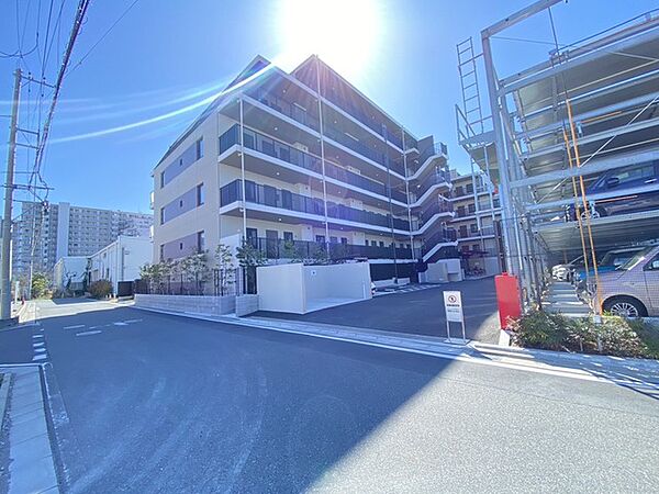 日差しが心地よい、穏やかな街並みに溶け込む住まい