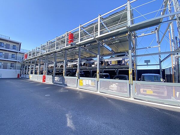 立体駐車場が整理された空間に広がり、効率的なカーライフを支えます。