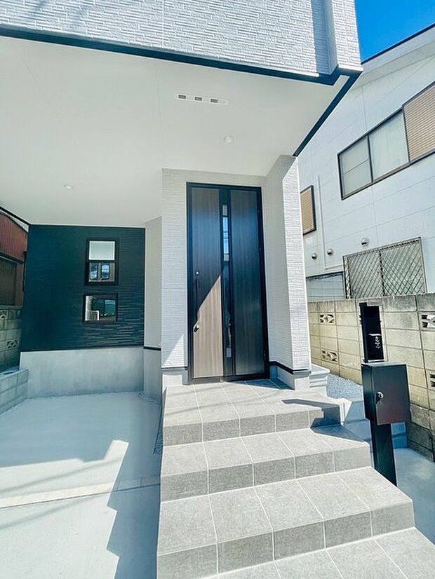 アプローチからの玄関がおしゃれな住宅。出発も帰宅も楽しみになるかも。