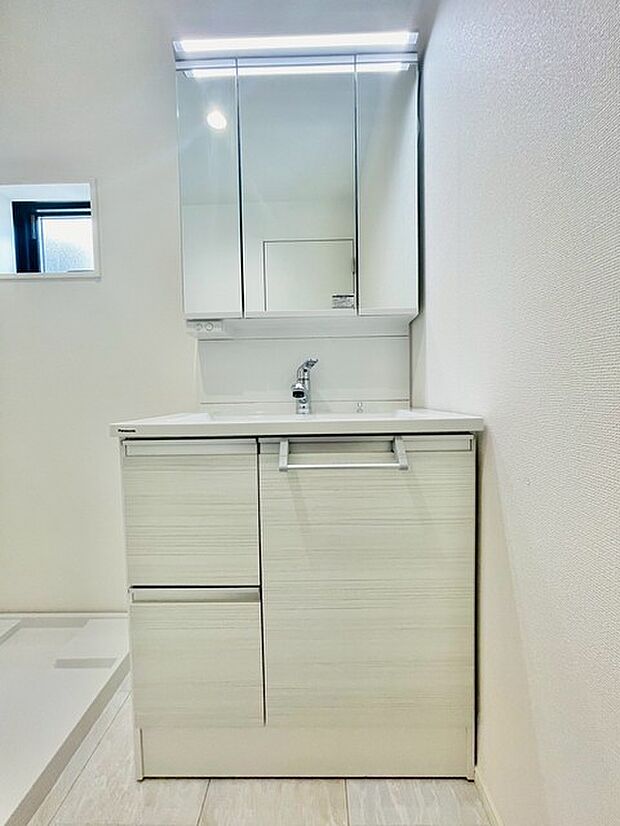 お出かけ前の身だしなみに一歩差がつく三面鏡。