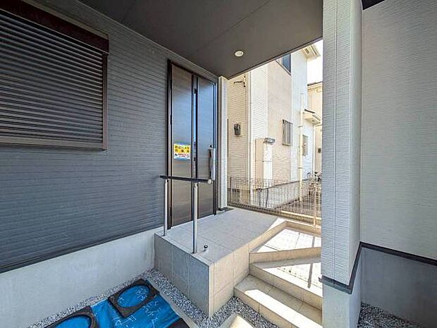ポーチのついた新築分譲物件。玄関の印象はいかがでしょうか?入口からご覧ください。