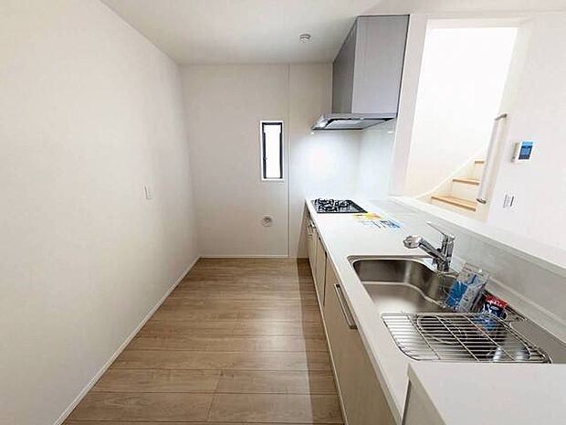 お子様と並んで料理をしても余裕のゆとりのキッチン