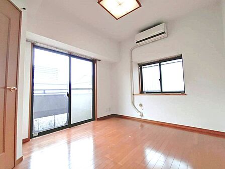 大事な日当たりは、大きな窓から。誰のお部屋にしましょう。