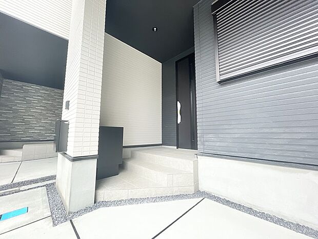 ポーチのついた新築分譲物件。玄関の印象はいかがでしょうか?入口からご覧ください。