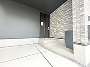 ポーチのついた新築分譲物件。玄関の印象はいかがでしょうか？入口からご覧ください。 