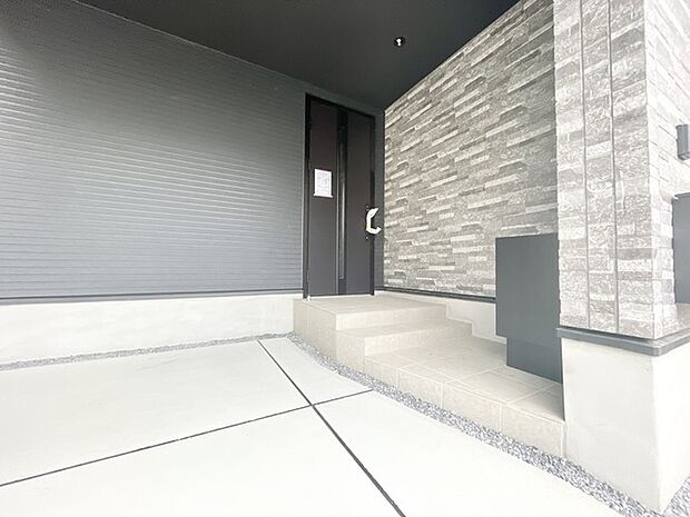 ポーチのついた新築分譲物件。玄関の印象はいかがでしょうか?入口からご覧ください。