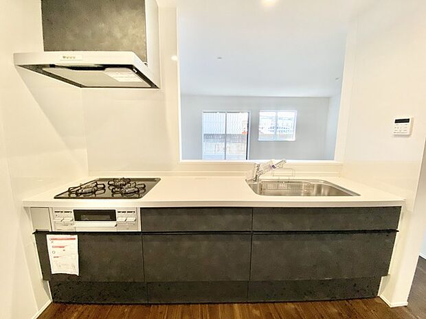 吊戸棚で視界を遮らず、パノラマ感を重視したタイプのキッチンスペース。