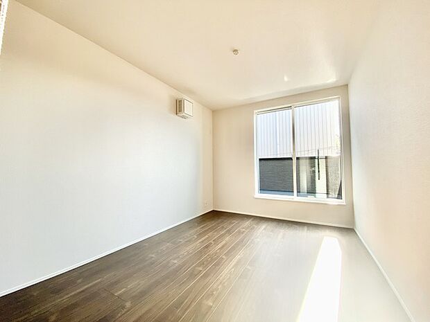 濃いめの木目調が、白い壁紙にマッチして木の暖かさを演出してます。