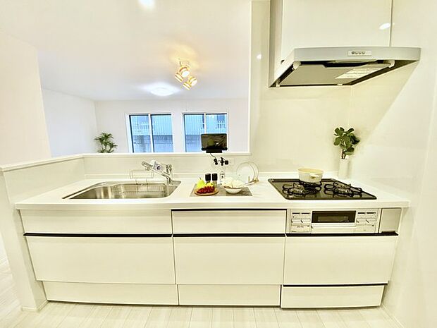 吊戸棚で視界を遮らず、パノラマ感を重視したタイプのキッチンスペース。