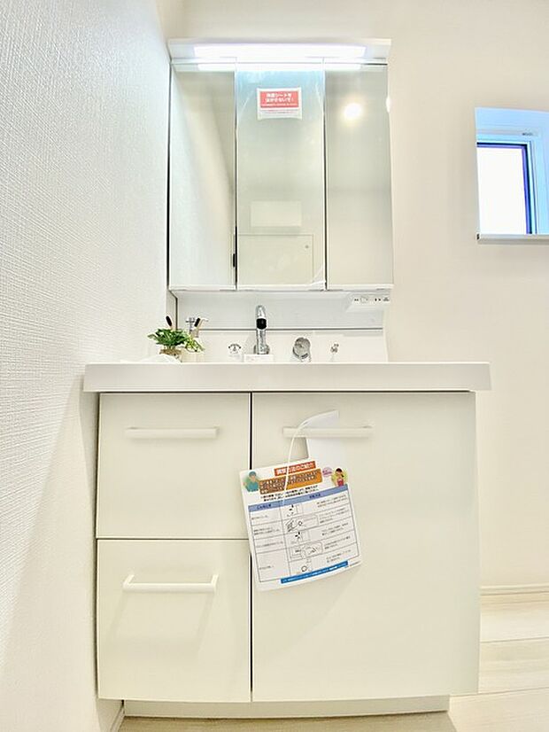 洗面化粧台は清潔感の漂うホワイトをベースカラーに、シンプルなデザインで。