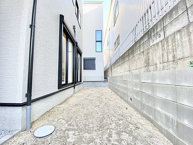 小さなお庭はメンテナンスが楽でちょうど良いかも知れませんね。