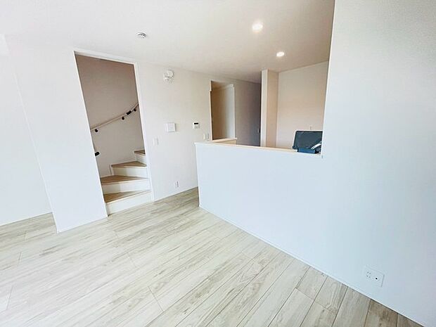 無駄を削ぎ落としたシンプルな空間が、住まう人の感性に合わせて多彩な表情を見せてくれます。